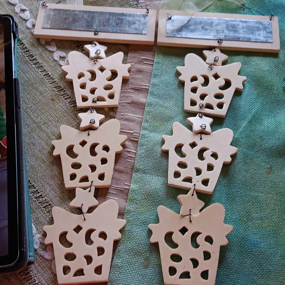 2 adorable 🧁  Birthday Wooden Crafts Add name and paint. Wire and bows.